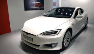 Tesla giảm giờ sản xuất trên Model S, Model X